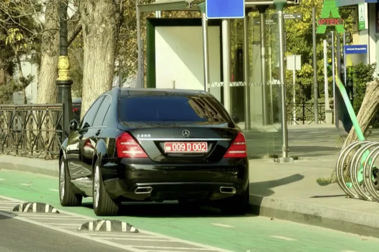 Böyük Britaniya səfirliyinin avtomobili Bakıda qaydaları pozdu 