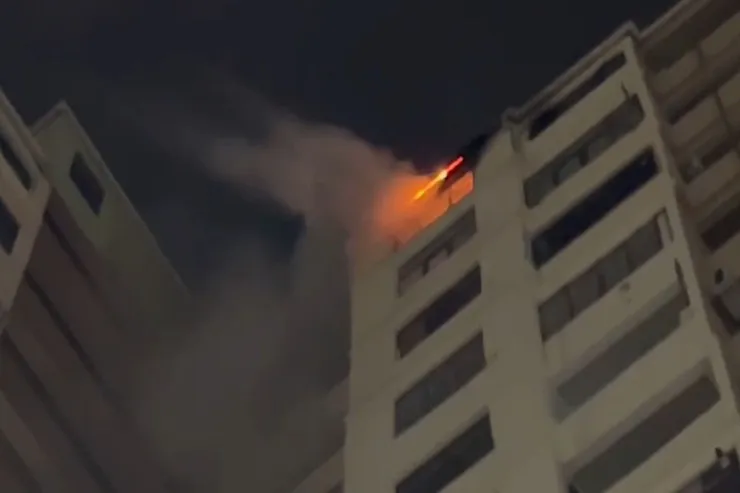 Bakıda yaşayış binası yandı-VİDEO 