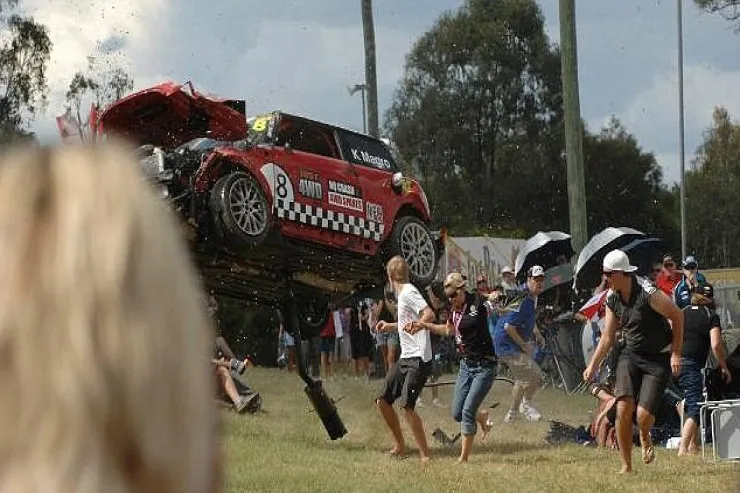 Avstraliyada yarış maşını tamaşaçılara çırpıldı,  çox sayda yaralı var