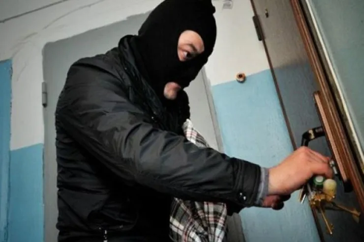 Şəmkirdə evə BASQIN 