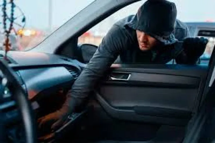 Bakıda qapısı açıq maşından 3 minlik telefon  oğurlandı