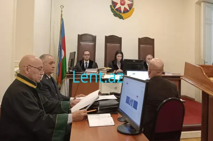 8 bıçaq zərbəsi  ilə atasını öldürən Muradın məhkəməsi: "Atam əsəbi idi"