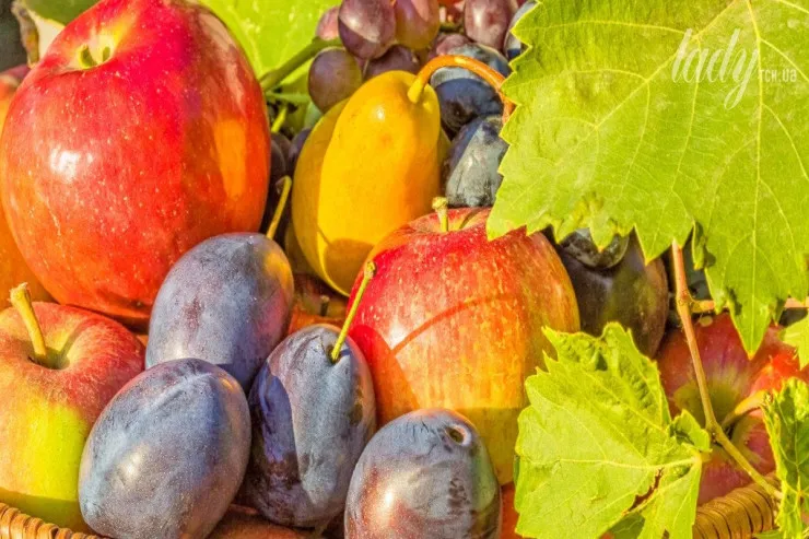 Soda, yoxsa sadə su:  meyvələri necə düzgün yumaq olar? 