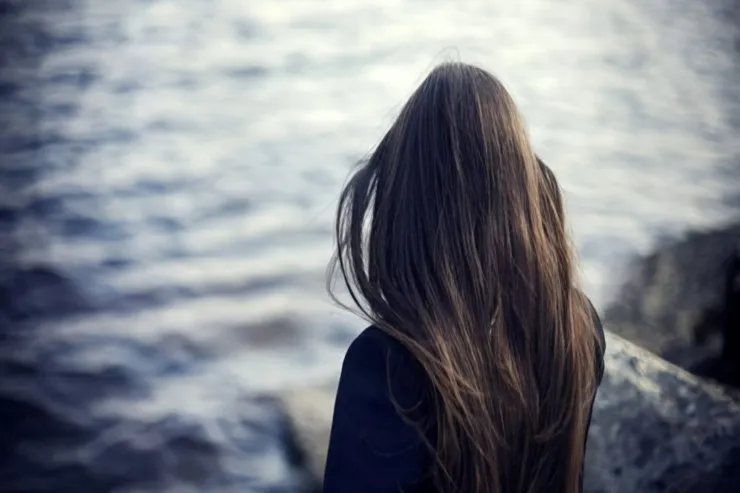 Bakı bulvarında GECƏ HƏYƏCANI:  polis gənc qızı son anda ölümdən xilas etdi