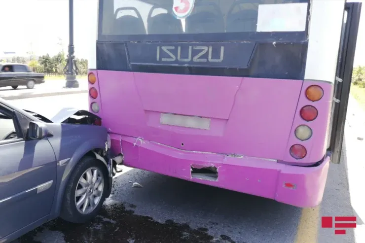 Gəncədə minik maşını sərnişin avtobusu ilə toqquşdu, ölən və yaralananlar var 