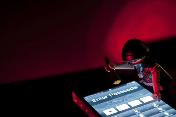 Telefonunuza gizli nəzarətlə  bağlı 5 açıq əlamət 