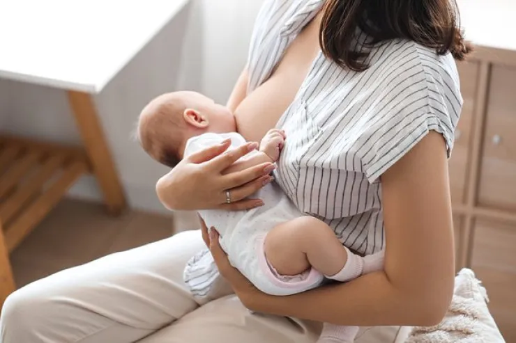 Ananın əmizdirdiyi körpə qucağında öldü 