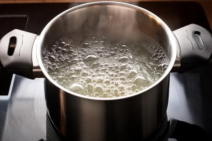 Niyə aşpazlar dənli bitkiləri  bişirməzdən əvvəl suya yağ əlavə edirlər? 