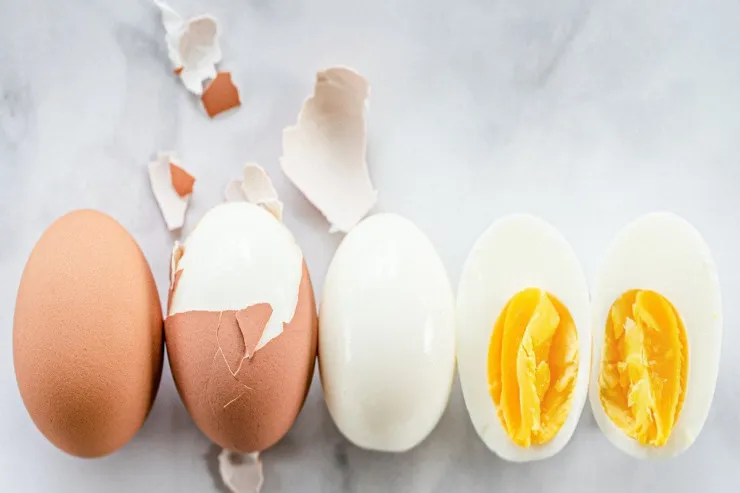 Yumurtanın qabığının asanlıqla soyulması üçün  qaynadanda suya bunu əlavə edin
