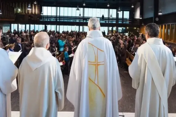 İtaliyada keşişlər minlərlə adamı zorlayıb  - Papa hərəkətə keçdi