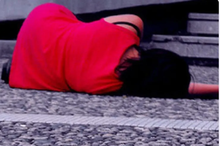 Hacıqabulda qadın binadan yıxıldı 