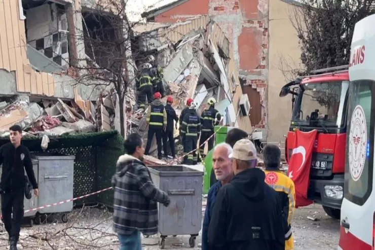 Türkiyədə 6 mərtəbəli bina çökdü  - Altında qalanlar var
