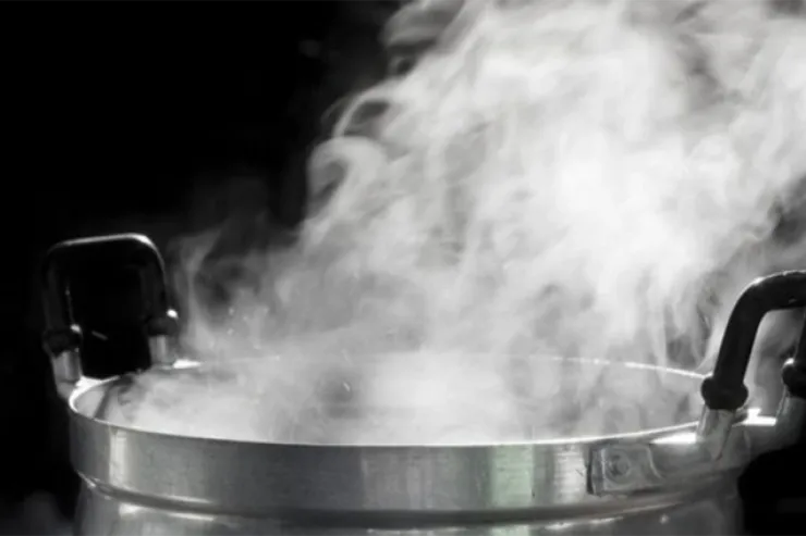 Şəmkirdə DƏHŞƏT:  azyaşlı qız qaynar suda  yandı