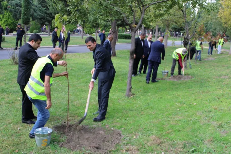 Həbs olunan icra başçısının SON GÖRÜNTÜLƏRİ:  dünən xurma ağacı əkibmiş - FOTOLAR