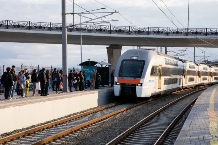 Bakı-Sumqayıt qatarına daş atıb  pəncərəsini sındırdılar