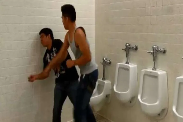 Oğuzda şadlıq evində DAVA:  dostunu tualetdə döydü