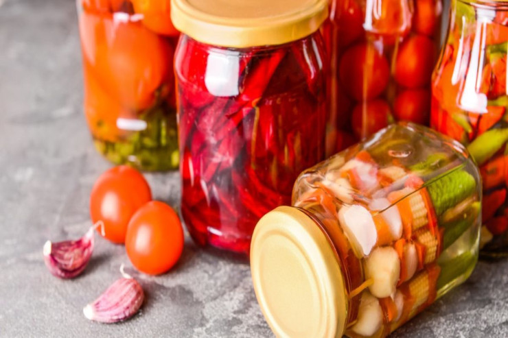Niyə bükülmüş qapaqlı bankaları tərs çevirmək olmaz? 