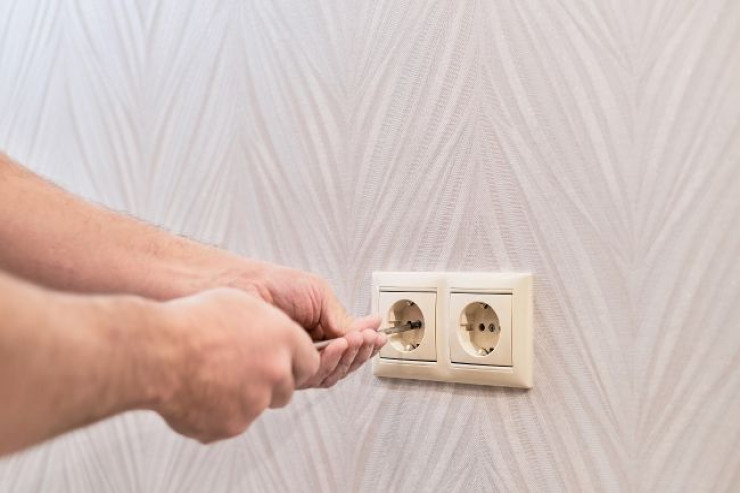 Evdən çıxmazdan əvvəl elektrik şəbəkəsindən çıxarmalı olduğunuz 5 şey 