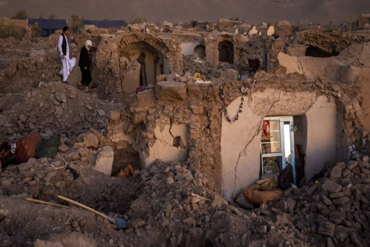 Əfqanıstanda qadınlar dağıntılar altında öldü: Taliban əvvəlcə kişiləri xilas etdi