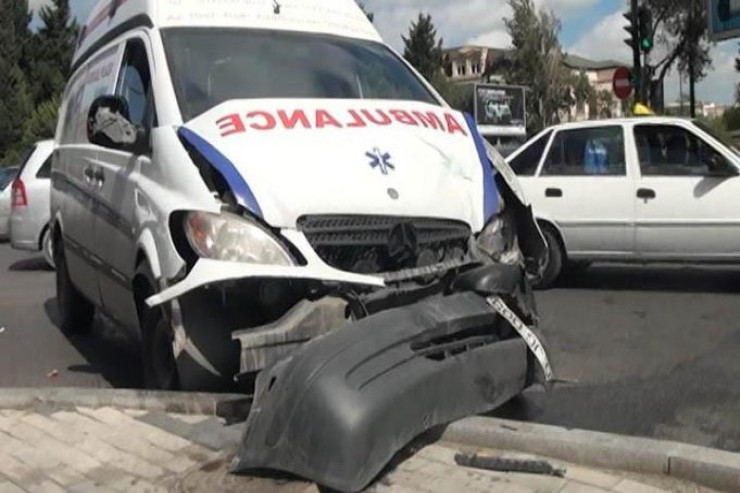Şəmkirdə təcili yardım avtomobili minik maşını ilə toqquşdu, yaralılar var 