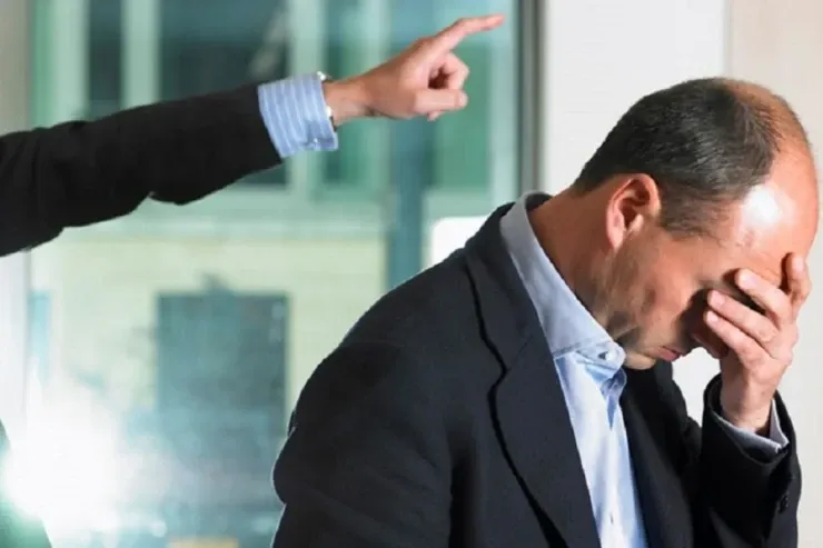 Jurnalistlərdən rüşvət alan polis işdən qovuldu 