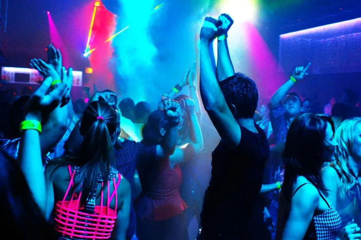 Bakıda gecə klubunda İNSİDENT:  bıçaq çəkib pullarını aldılar - VİDEO 