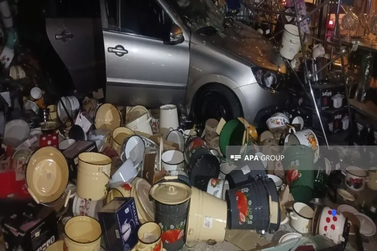 Gəncədə minik maşını mağazaya çırpıldı 