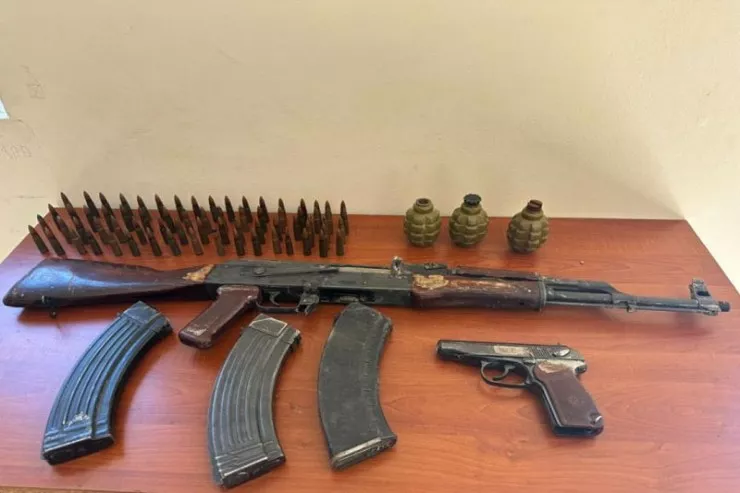 Polis yenə xeyli silah-sursat  yığdı