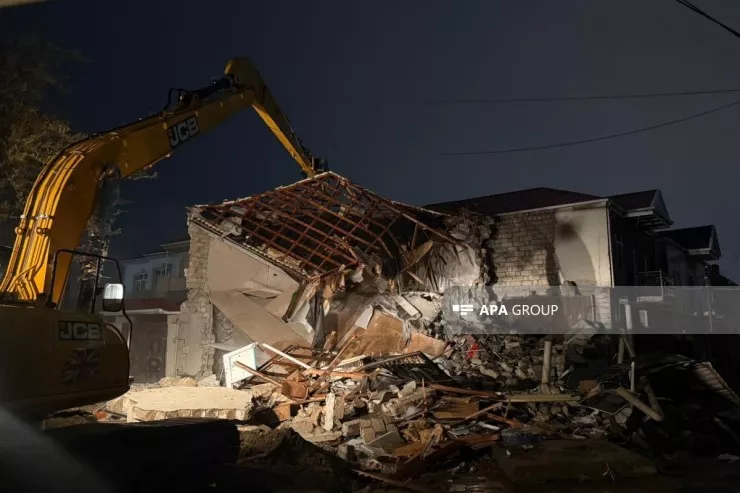 Keşlədə kollektorda qəzaya səbəb olan ev sökülür - VİDEO 