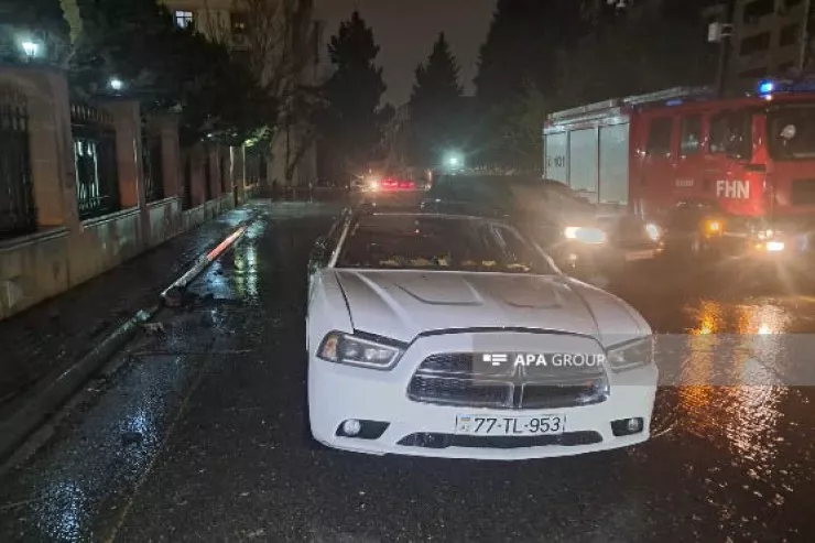 Hərbi Prokurorluğun qarşısında maşın yandı - VİDEO 