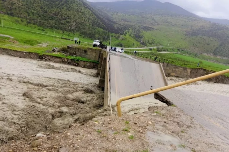 Güclü sel körpünü uçurdu  - VİDEO 