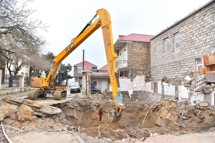 Bakıda kollektorun üzərində tikilən ev söküldü, xəttin bərpasına başlanıldı 
