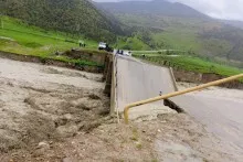 Güclü sel körpünü uçurdu  - VİDEO 