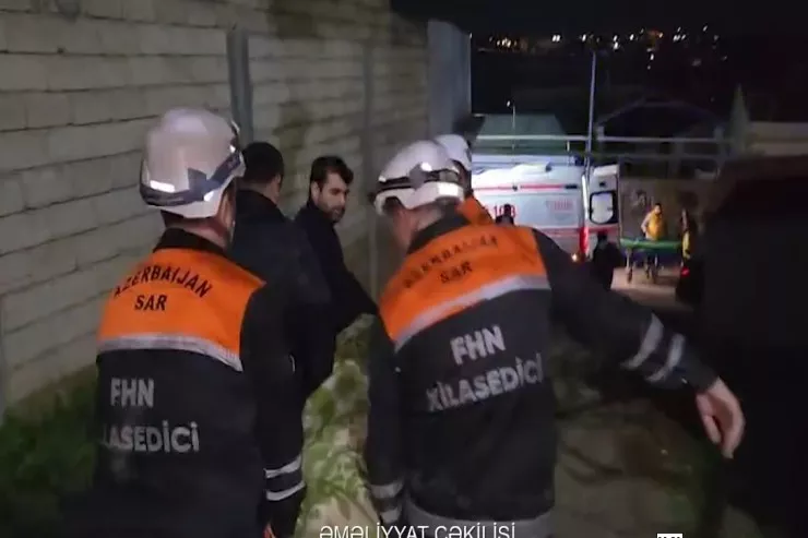 Sabunçuda yaşayış evi çökdü, yaralanan var-VİDEO 