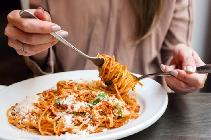 Ayaqüstə və tələsik  yemək yeyənlərə XƏBƏRDARLIQ 