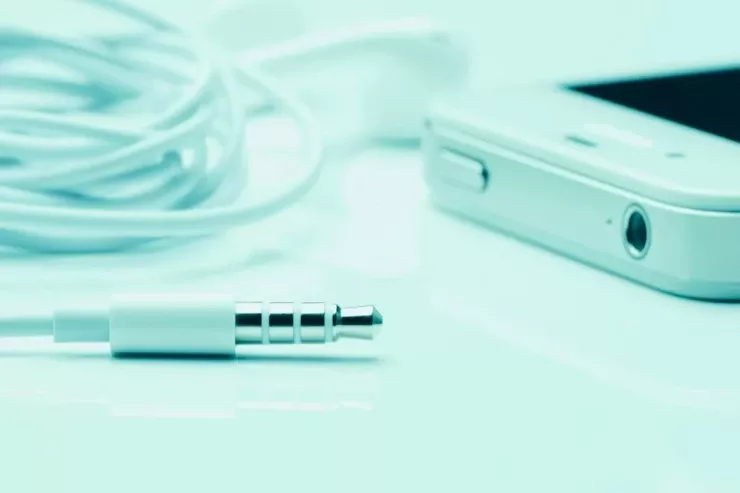 Qulaqlıq yuvası olan  7 ən yaxşı   Android smartfonu