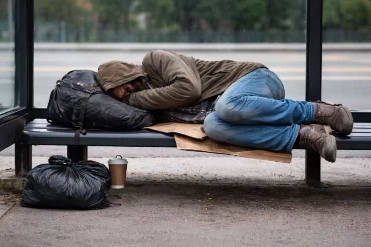 İçib dayanacaqda yatan  şirkət əməkdaşı qarət olundu - BAKIDA 