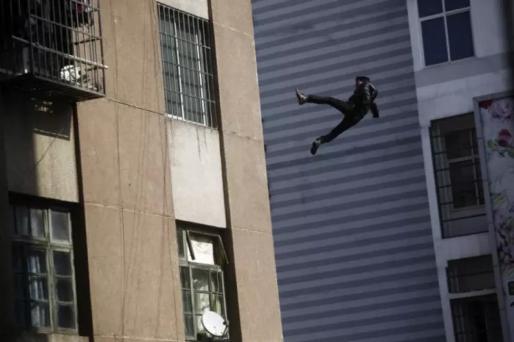 Bakının mərkəzində DƏHŞƏT:  25 yaşlı oğlan 19-cu mərtəbədən yıxılıb öldü