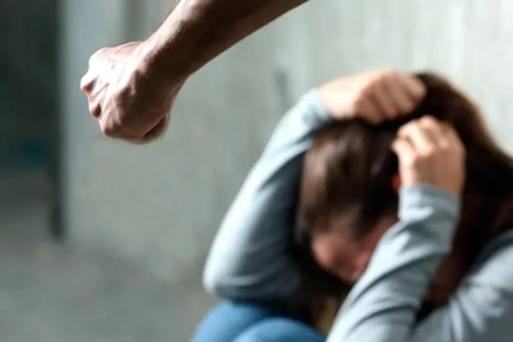 Bakıda papaq üstündə AİLƏ DAVASI:  kişi arvadını döydü