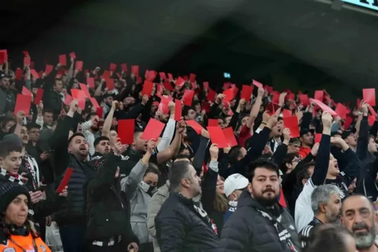 “Beşiktaş” azarkeşlərindən hakimə  etiraz