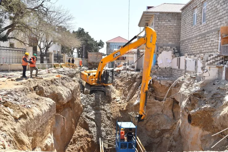 Keşlədə çökən kollektorun qəzalı hissəsi dəyişdirilir - FOTO 