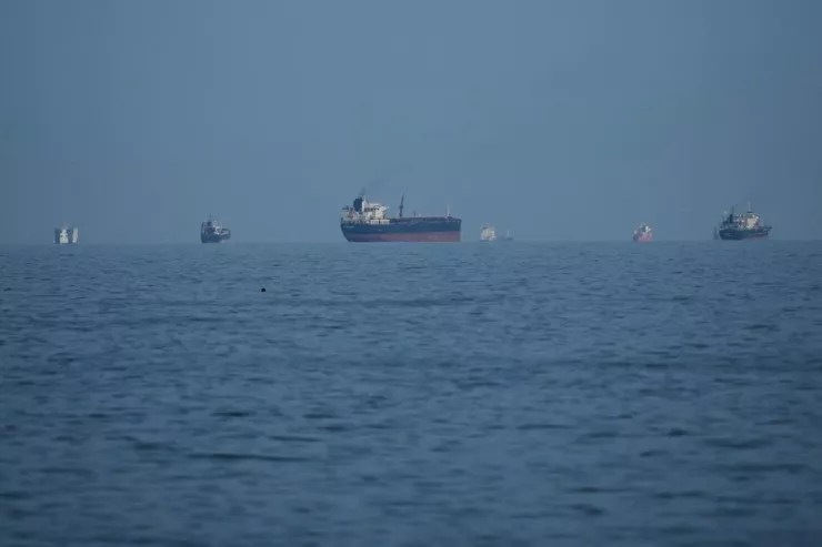 İrandan məhdudiyyət - Gündə on iki gəmi keçə bilər 