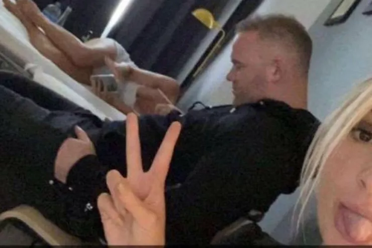 Əfsanəvi futbolçu iki qadınla  eyni otaqda yaxalandı 