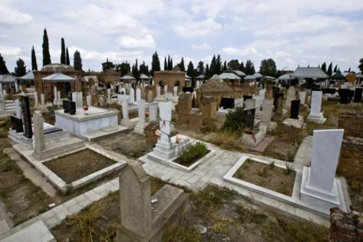 Sumqayıtda DƏHŞƏT:  qəbiristanlıqda gənc oğlanın meyiti tapıldı