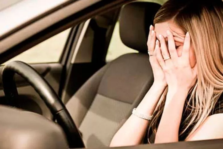 Azərbaycanda qadın sevgilisinin maşınını  qaçırıb QƏZAYA DÜŞDÜ