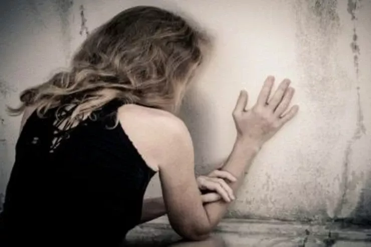 Biləsuvarda ana yemək üstündə  qızını vəhşicəsinə  döydü