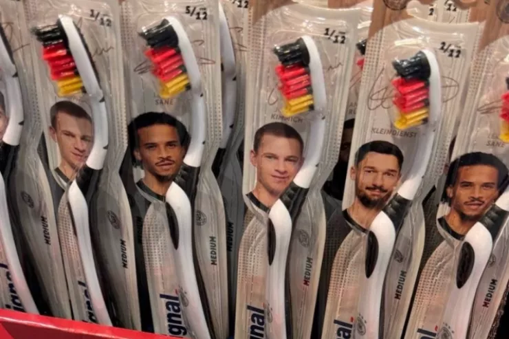 Almaniyada milli komanda oyunçularının üzlərinin təsvir olunduğu diş fırçaları   satılır