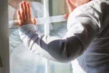 Bakıda FACİƏ:  3 yaşlı uşaq binadan yıxılıb öldü 