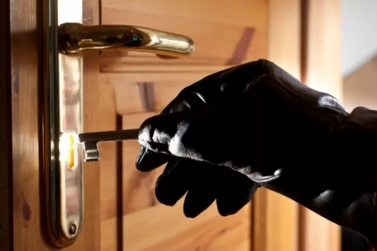 Evin açarlarını sayğacda gizlətdi, bütün qızılları oğurlandı - BAKIDA ŞOK OLAY 