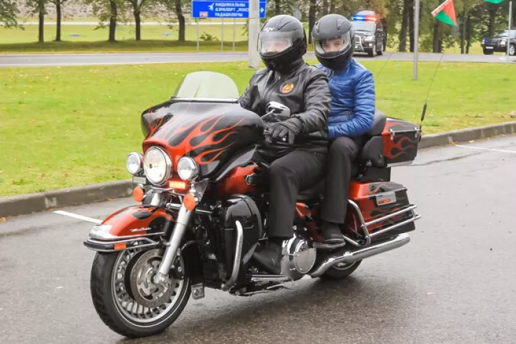 Lukaşenko Amerika motosikleti  sürür